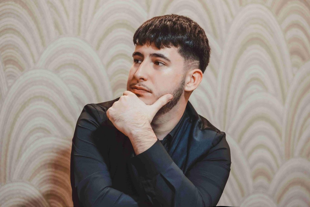 «Μείνε μακριά»: Κυκλοφόρησε το νέο single του Μάριου Τσιλιγιάννη - Το μήνυμά του για τον αείμνηστο Παντελή Παντελίδη