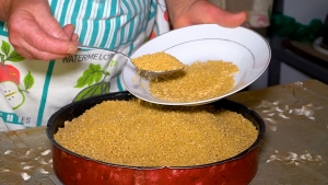 Φτιάχνουμε παραδοσιακό τραχανά | Η ζωή στο χωριό (βίντεο)