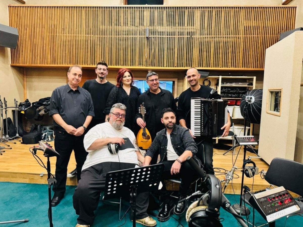 Ο Σταμάτης Κραουνάκης ερμηνεύει τραγούδι-καντάδα του Άγγελου Ανδρεάτου!