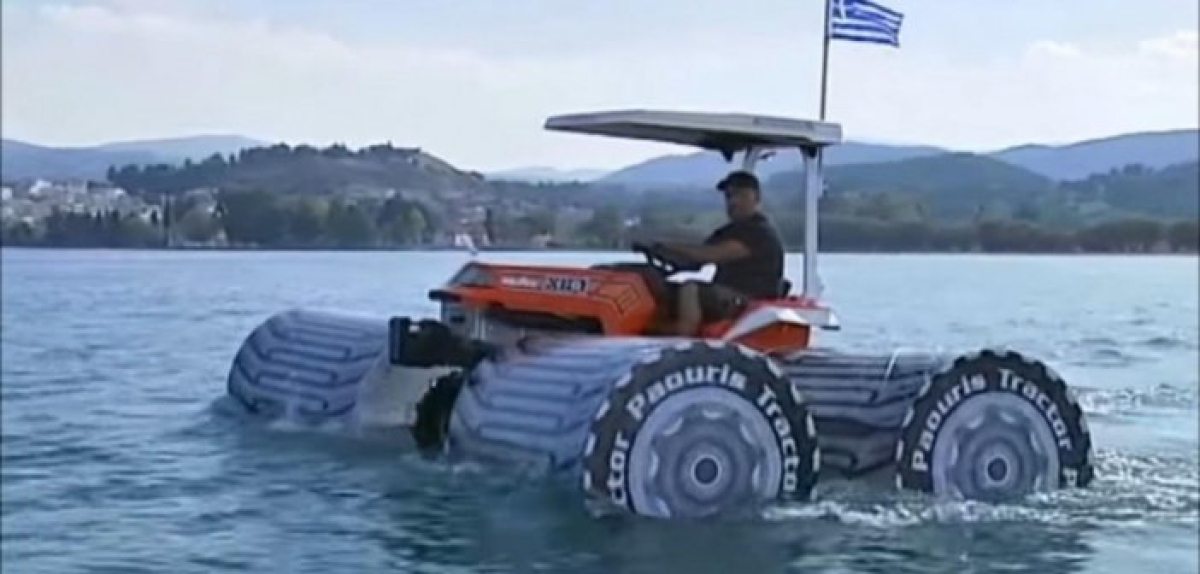Το ελληνικό αμφίβιο τρακτέρ που «οργώνει» τη θάλασσα (video)