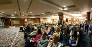 Πλήθος κόσμου στην συγκέντρωση του δημάρχου Θέρμου  Σπύρου Κωνσταντάρα στην Αθήνα