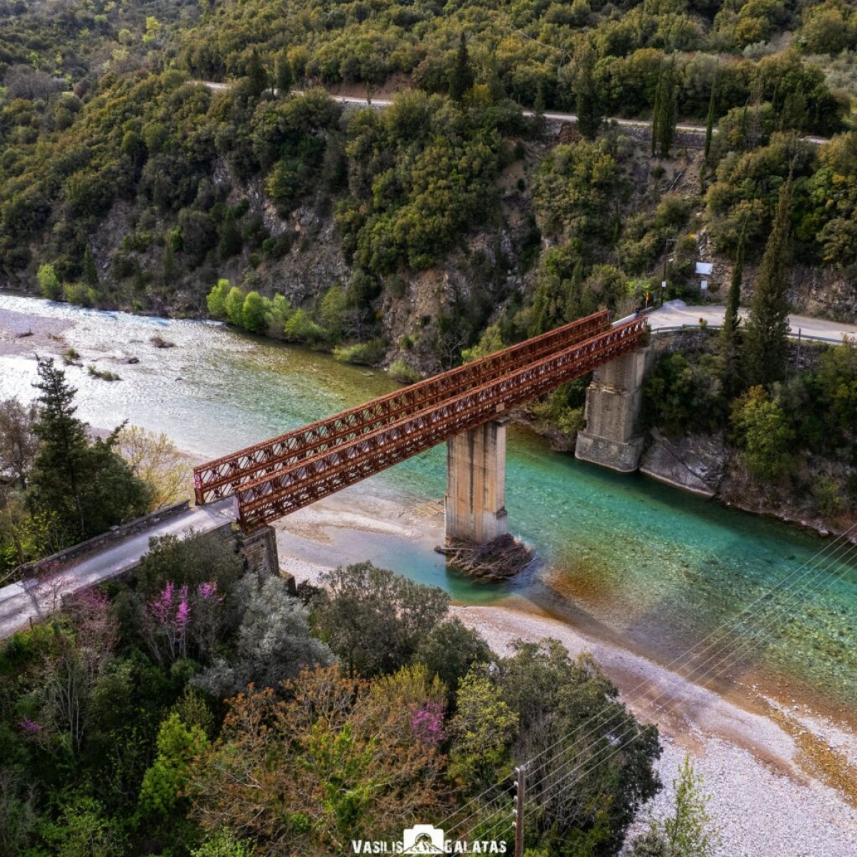 Εντυπωσιάζει η γέφυρα Μπανιά και το τοπίο της στον Εύηνο (βίντεο, φωτό)