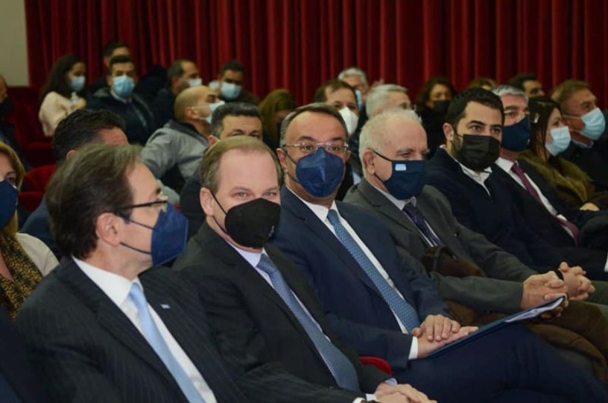 Επέλεξαν διαγώνιο άξονα ή τους αφήσαμε να επιλέξουν;