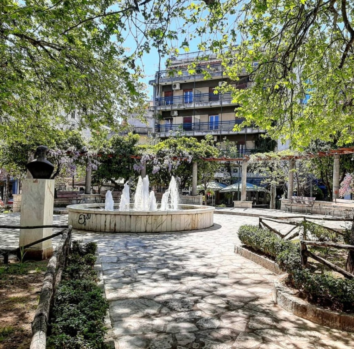 Αγρίνιο: «μη αποδεκτή η εικόνα υποβάθμισης του πρασίνου στην πλατεία Παναγόπουλου (Συντριβάνι)»