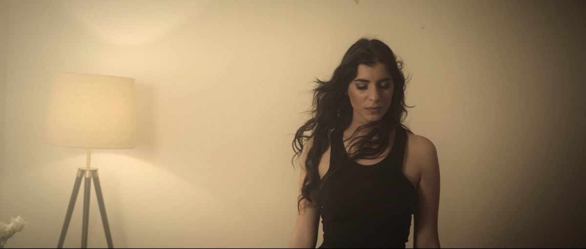 «Μόνο να ΄ρθεις» ζητά η Άννα Κατσούλη με το νέο της τραγούδι!