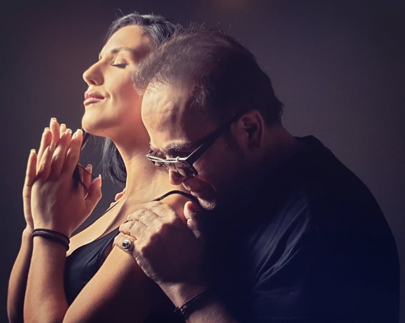 Σταμάτης Γονίδης και Ιουλία Καλλιμάνη υμνούν τη γυναίκα σε ένα ντουέτο-έκπληξη