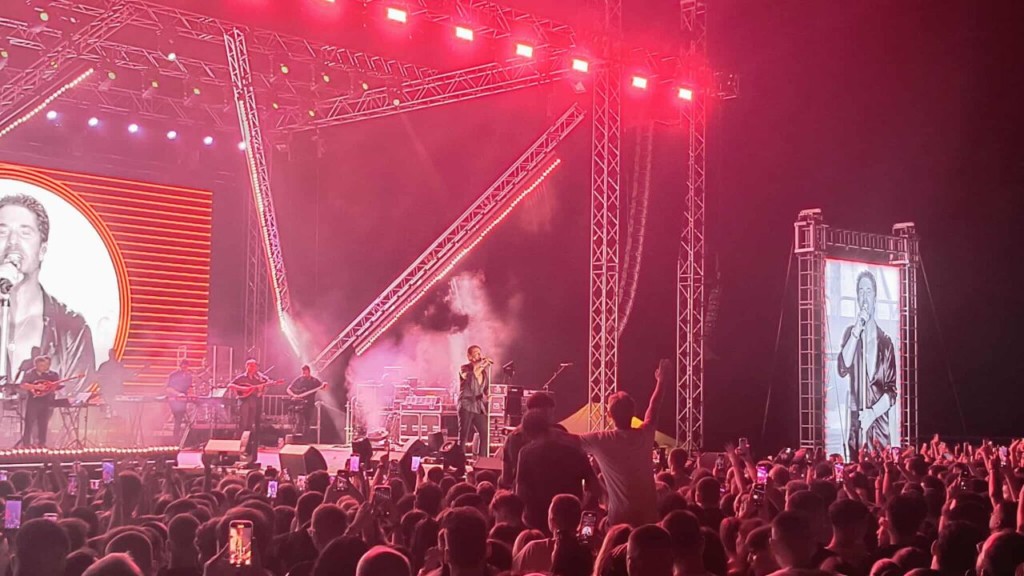 Ο Νίκος Οικονομόπουλος απογείωσε το Lake Party Τριχωνίδας