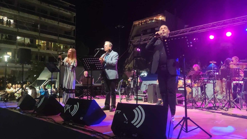 Αγρίνιο: «Υπήρχε» παντού ο Πυθαγόρας με τους αξέχαστους στίχους του, στη συναυλία στην πλατεία Δημοκρατίας (εικόνες - video)