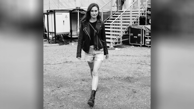 Viral η ροκ εμφάνιση της Φινλανδής πρωθυπουργού σε συναυλία με κοντό σορτς και δερμάτινο