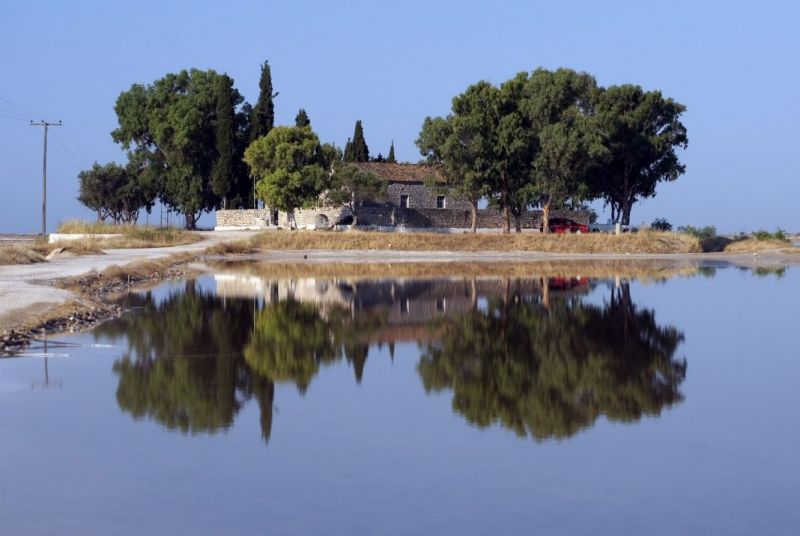 Παναγία Φοινικιώτισσα, το γραφικό εκκλησάκι χωμένο μέσα στην λιμνοθάλασσα!