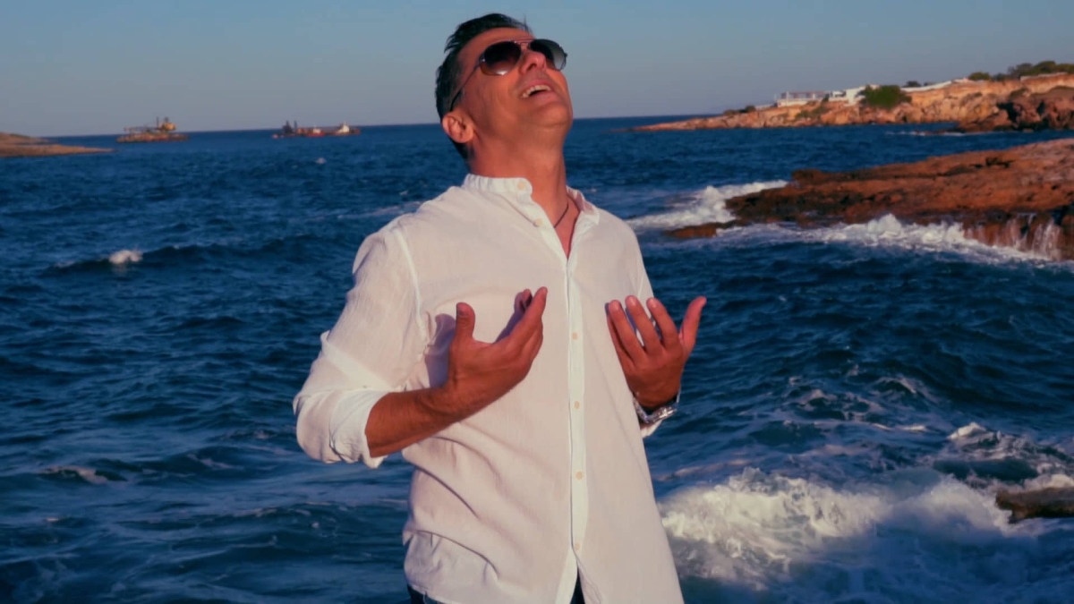 «Αυτό το καλοκαίρι»: Κυκλοφόρησε το νέο τραγούδι του Γιάννη Σταυριανού