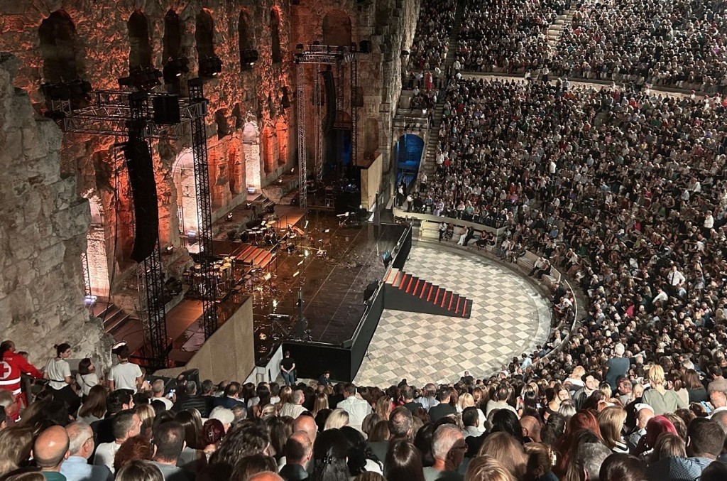 «Τι τα θελε αυτά στην ηλικία της;» Μια ψυχολόγος σχολιάζει όσους έσπευσαν να κατακρίνουν την Μαρινέλλα