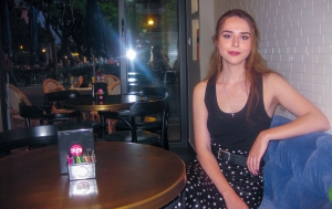 «Να στοχεύεις πάρα πολύ ψηλά ακόμα και στο αδύνατο, ώστε να φτάσεις όσο πιο ψηλά μπορείς» συστήνει η Αγρινιώτισσα ηθοποιός Φιόνα Κατοίκου