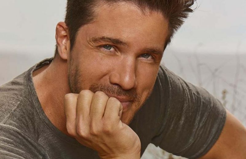 «Σκάσε ένα φιλί»: Κυκλοφόρησε η νέα επιτυχία του Νίκου Οικονομόπουλου