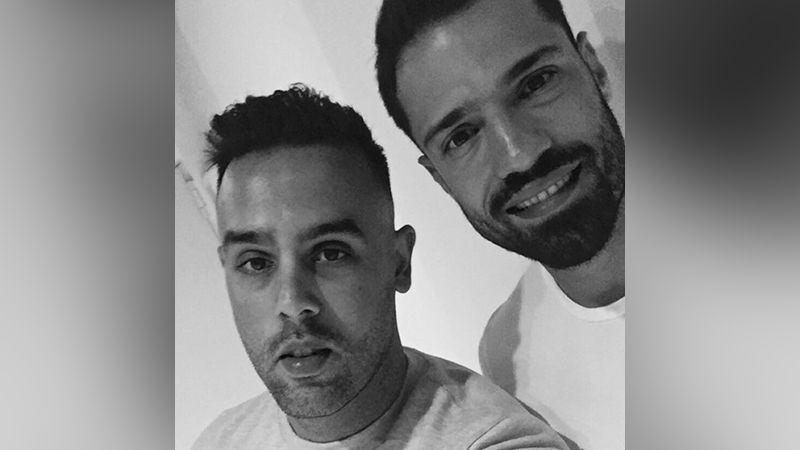 Από σερβιτόρος στον Αργυρό κυκλοφορεί και ερμηνεύει τα δικά του τραγούδια. Δείτε τον Βαγγέλη Σταμούλη