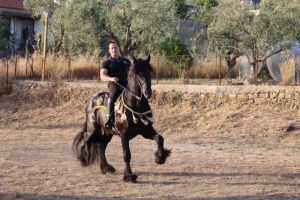 Νιώσε ελεύθερος! Ο Φώτης Γιγκλάς ως αρχηγός του Ιππικού Ομίλου Παναιτωλίου σε μια συνέντευξη για την αξία των αλόγων.