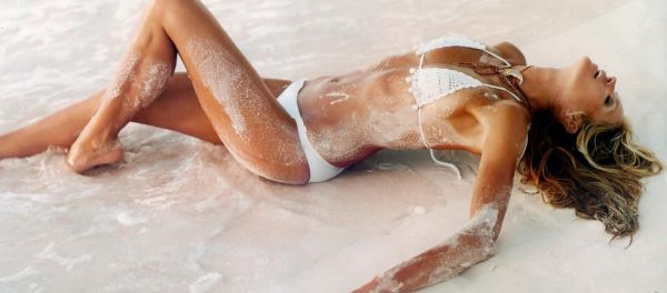 Ελ Μακφέρσον: «Άγγιξε» τα 53 έτη και... συναρπάζει με το σώμα της (φωτό)