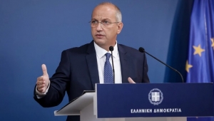 Η επίσημη «πρώτη» του νέου κυβερνητικού εκπροσώπου – Παραδέχθηκε λάθη, προανήγγειλε μέτρα για την πανδημία, «κάρφωσε» Τσιτσιπά