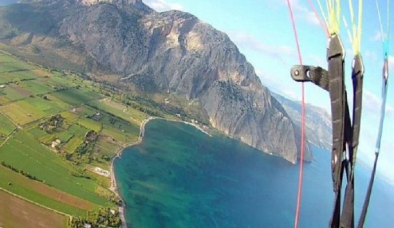 Ένα μοναδικό θέαμα με αλεξίπτωτο πλαγιάς από τη Βαράσοβα (video)