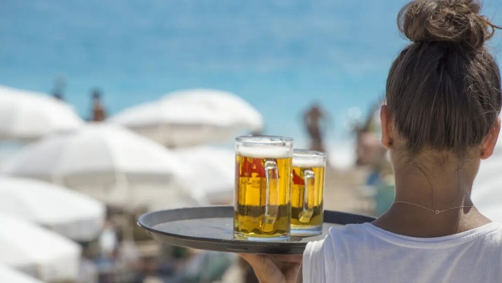 Το Vounaki Beach Club στην Πάλαιρο αναζητά σερβιτόρο/α