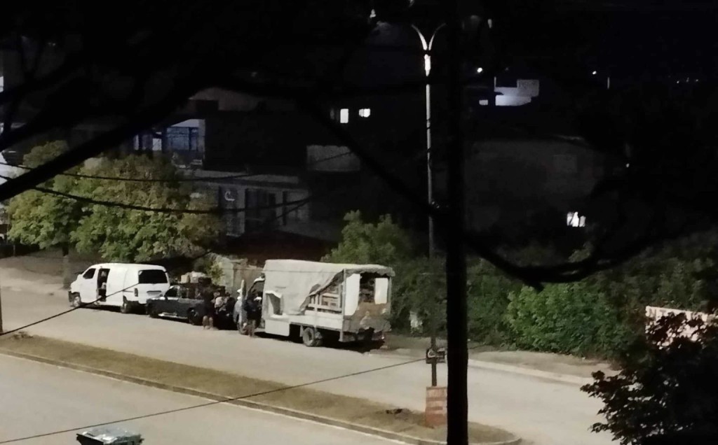 Αγρίνιο: Ρομά κατασκηνώνουν σε γειτονιά και τη γεμίζουν σκουπίδια! (εικόνες)