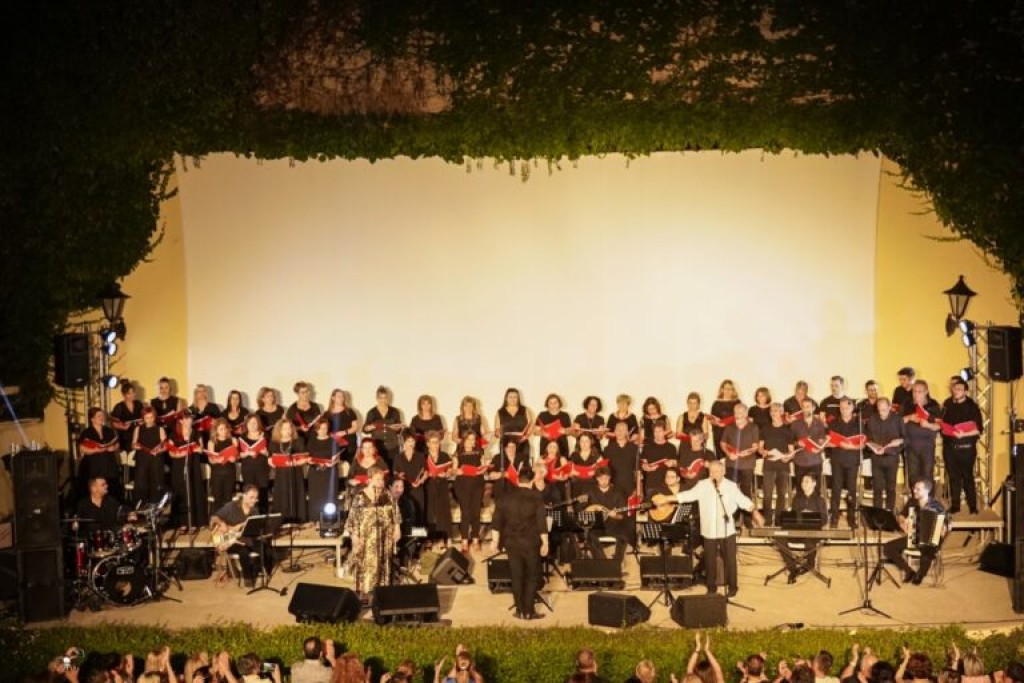 Συνεπήραν το κοινό του «Ελληνίς» η χορωδία «Μελόεσσα» και ο Μανώλης Μητσιάς (φωτο)