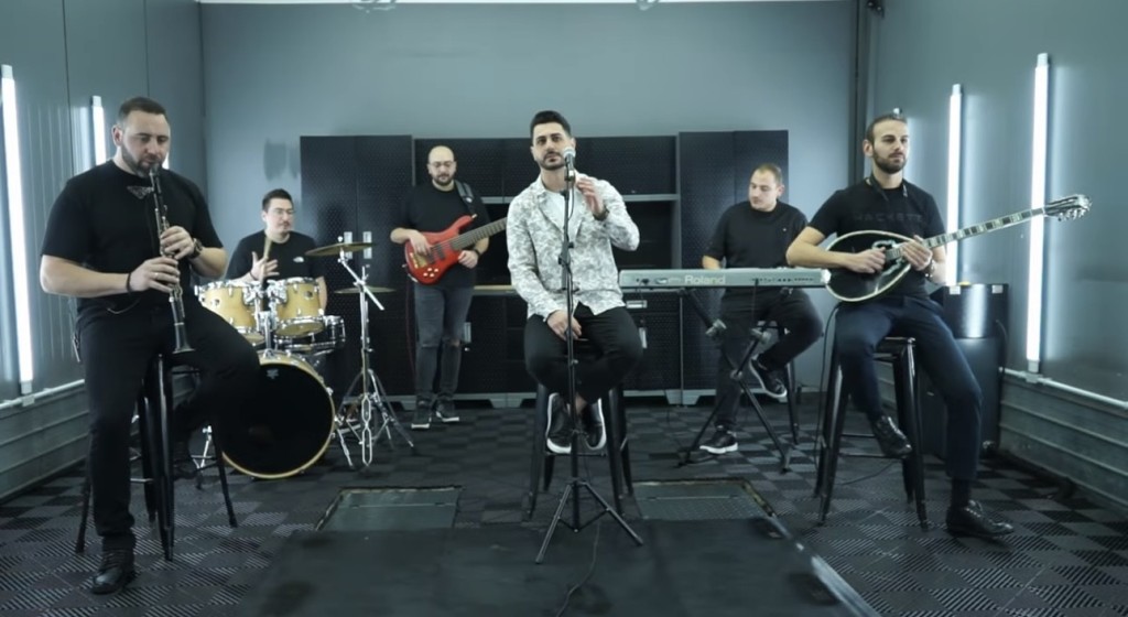 Ο Αλέξανδρος Σιδηρόπουλος μας συστήνεται με το πρώτο του medley