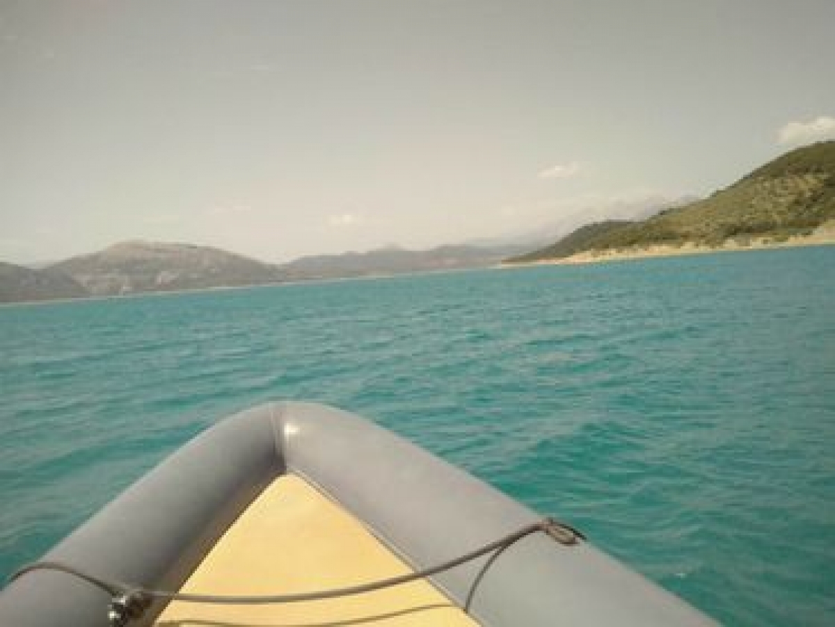 Λίμνη Κρεμαστών: Ένα εν πλω οδοιπορικό στην πρώτη χώρα των Αγραίων