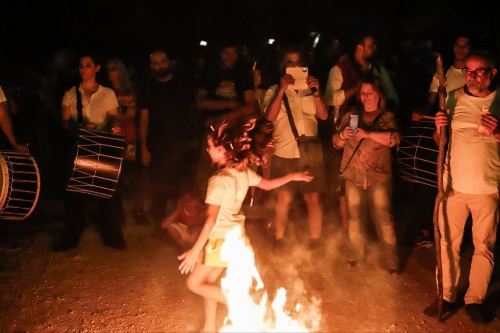 Το έθιμο του Κλήδονα: Οι φωτιές του Αϊ Γιάννη, το αμίλητο νερό και η κάθαρση