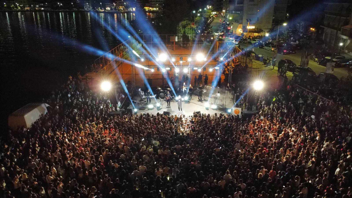 Κοσμοσυρροή στη συναυλία με τον Γιώργο Σαμπάνη στην Αμφιλοχία