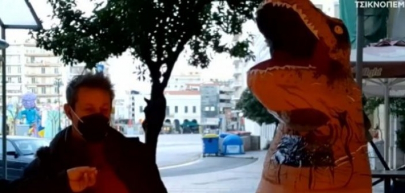 Πάτρα: Έστειλε κωδικό 6 και έβγαλε το… δεινοσαυράκι του βόλτα! (vid)