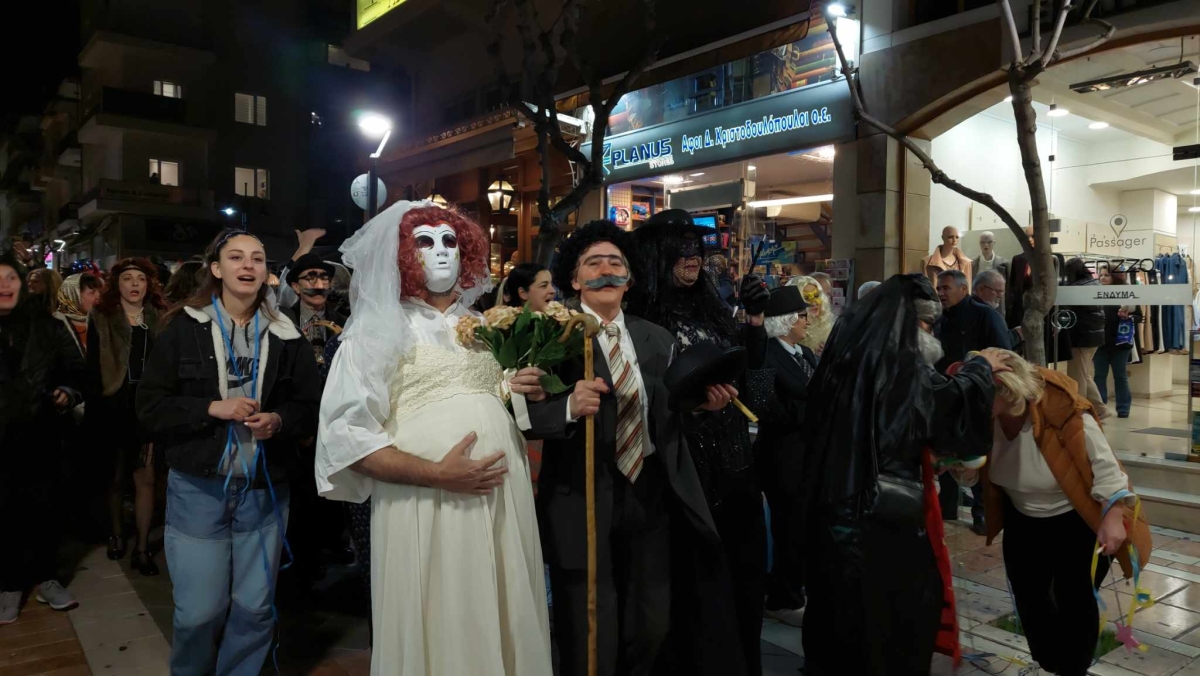 Πλημμύρισε «μπούλες» το Αγρίνιο - «Τρελό» αποκριάτικο γλέντι στου πεζοδρόμους της πόλης (εικόνες &amp; βίντεο)