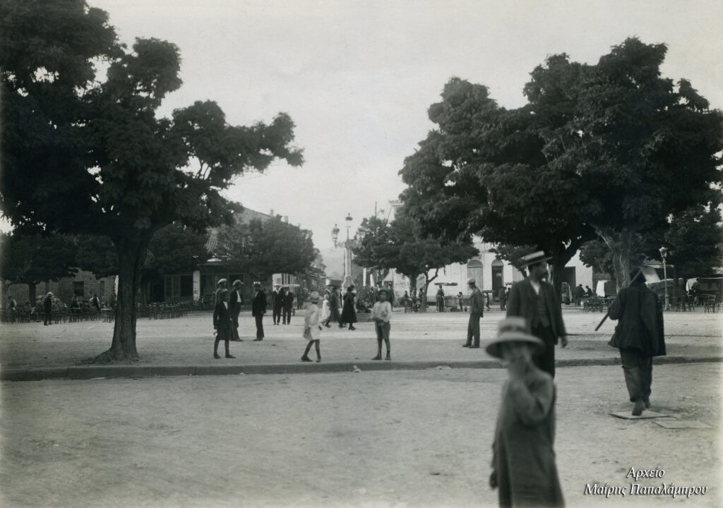 Αγρίνιο: Η Πλατεία Μπέλλου το 1923 με ένα κορίτσι να καλωσορίζει