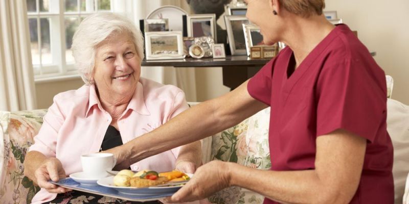 Φτιάχνοντας τρόφιμα για ηλικιωμένους