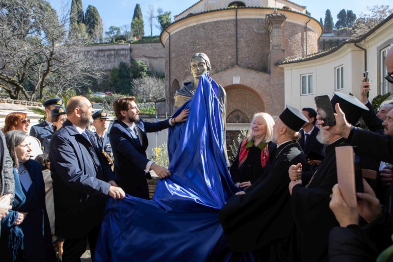 Η ατσάλινη μορφή της Μαρίας Κάλλας στέκει πλέον στη Ρώμη