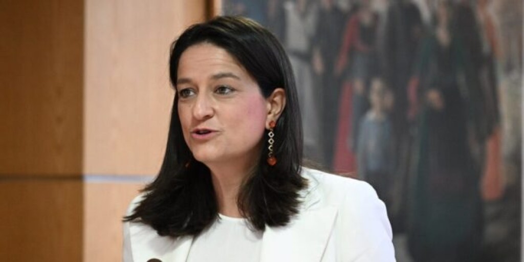 «Προαιρετικά και μόνο 3 ημέρες τον μήνα» ξεκαθαρίζει για το 13ωρο η Κεραμέως