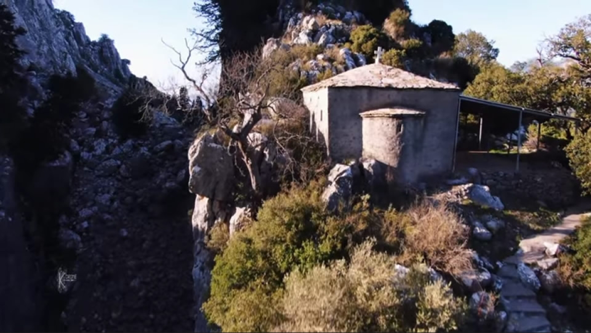 Το εκκλησάκι της Ζωοδόχου Πηγής με την κρεμαστή γέφυρα, χτισμένο το 1764 στην περιοχή του Ψιλό­βραχου (βίντεο)