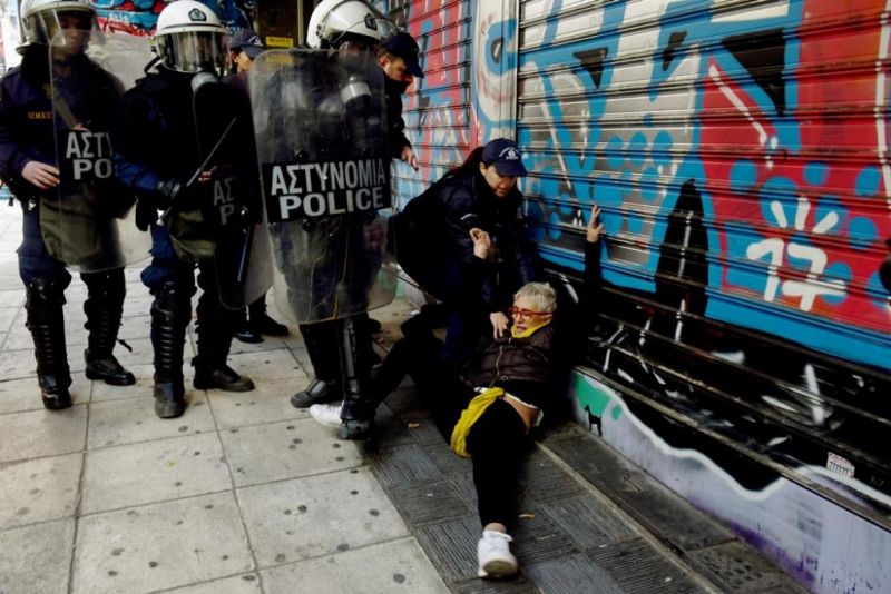 «Άγριο ξύλο» από ΜΑΤ σε διαδηλωτές για τους πλειστηριασμούς- Τραυματίες πήγαν στο νοσοκομείο