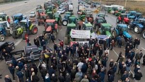 Ανυποχώρητοι οι αγρότες: Συνεχίζουν τις κινητοποιήσεις και τα μπλόκα σε όλη τη χώρα