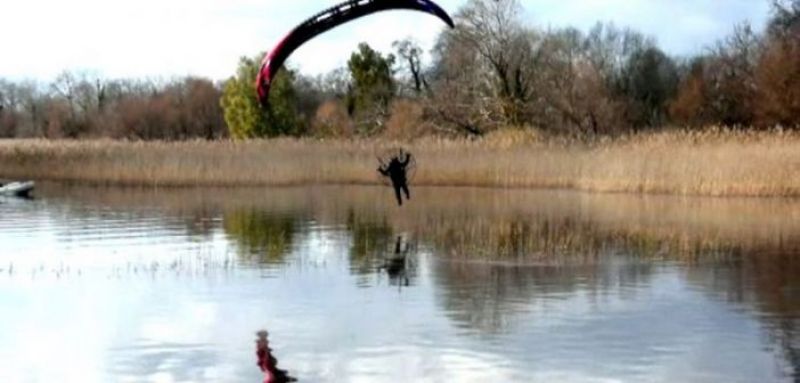 Πτήσεις παραμοτέρ στην Τριχωνίδα με τον πρωταθλητή Ελλάδας Δ. Κολλιάκο (Βίντεο - Φωτο)