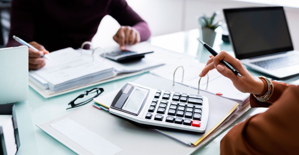 Ελεύθεροι επαγγελματίες: Έρχονται αλλαγές στο τεκμαρτό εισόδημα από το 2025