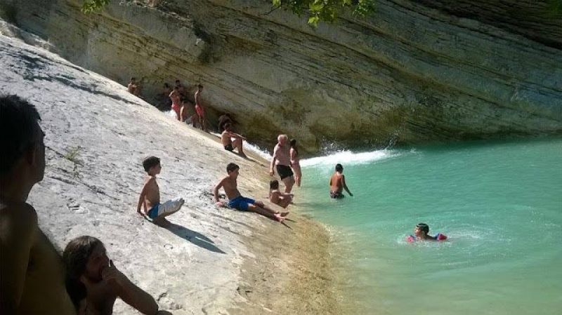 Κολυμπώντας στον… ποταμό στην Τρύφου