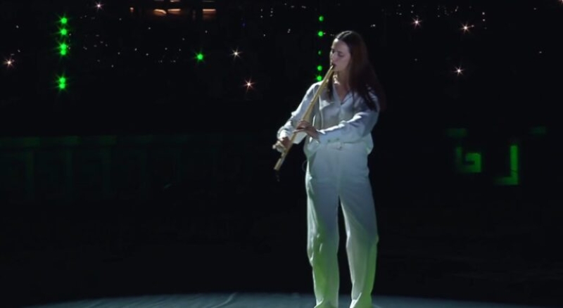 Έφερε… γούρι στον Ολυμπιακό η Αγρινιώτισσα καλλιτέχνιδα στην τελετή έναρξης του τελικού του Conference (φωτο, βίντεο)