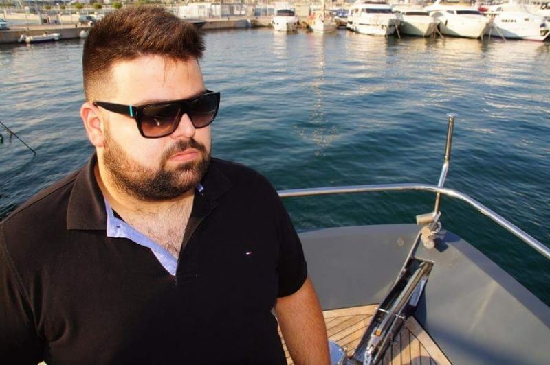 Συνέντευξη με τον ανερχόμενο τραγουδιστή Στέλιο Τσεσμελή: &quot;Η συνταγή της επιτυχίας είναι να αγαπάς πολύ αυτό που κάνεις&quot;!