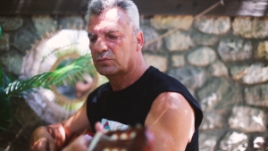 Ο Βασίλης Κολοβός αφιερώνει το νέο του τραγούδι &quot;FREE DOG&quot; στα αδέσποτα