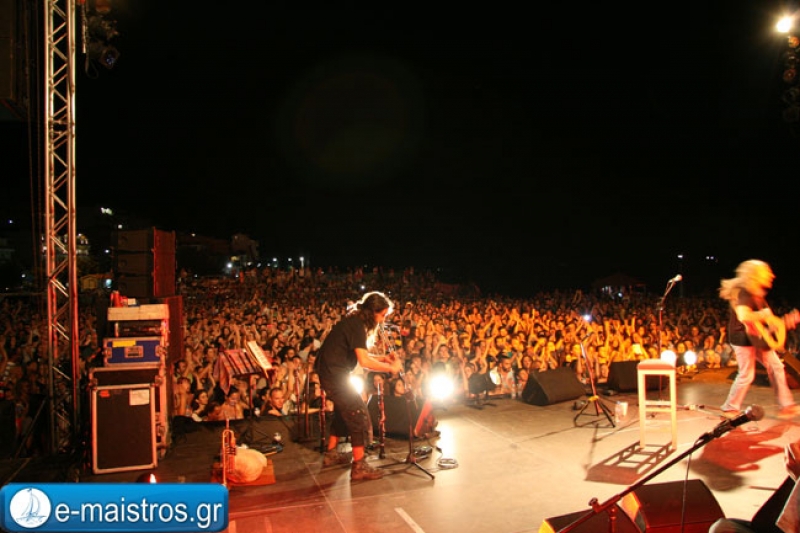 Ξεσήκωσε τα πλήθη η συναυλία του Γιάννη Χαρούλη στην Αμφιλοχία – Κατάμεστο το λιμάνι
