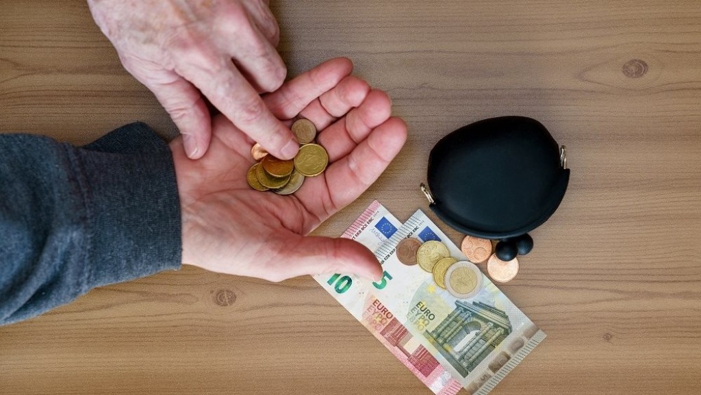 Τριετές μπλόκο στις αυξήσεις για 650.000 συνταξιούχους - Τι θα γίνει το 2026