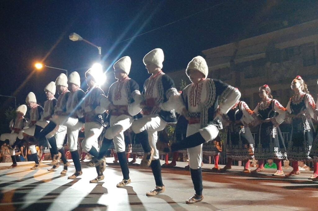 Μενίδι Αμφιλοχίας: Eντυπωσίασε το Διεθνές Φεστιβάλ Παραδοσιακών Χορών