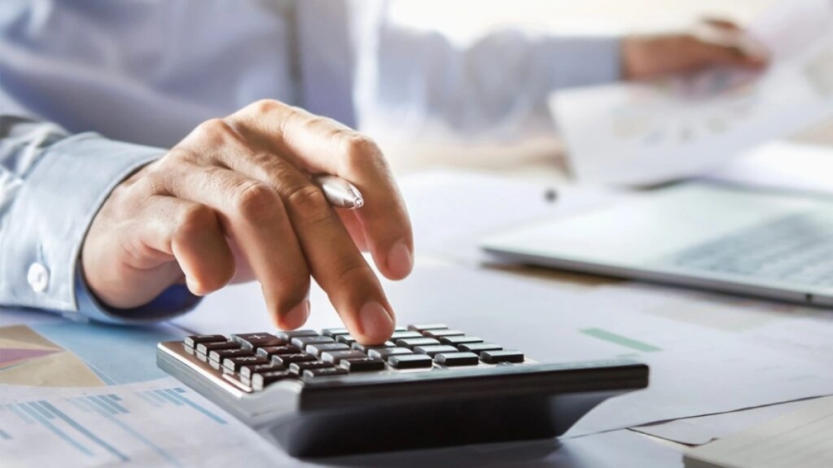 Ελεύθεροι επαγγελματίες: Πόσο φόρο θα πληρώσουν 735.000 φορολογούμενοι