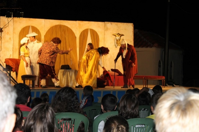 Με πολύ κόσμο παρουσιάσθηκε στην Κατούνα η κωμωδία «Ο Κατά φαντασίαν ασθενής» του Μολιέρου